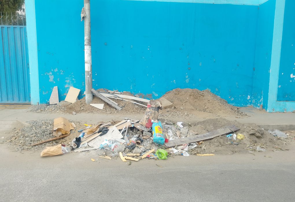 Basura acumulada frente al Hospital III de EsSalud en Chimbote indigna a pacientes y vecinos