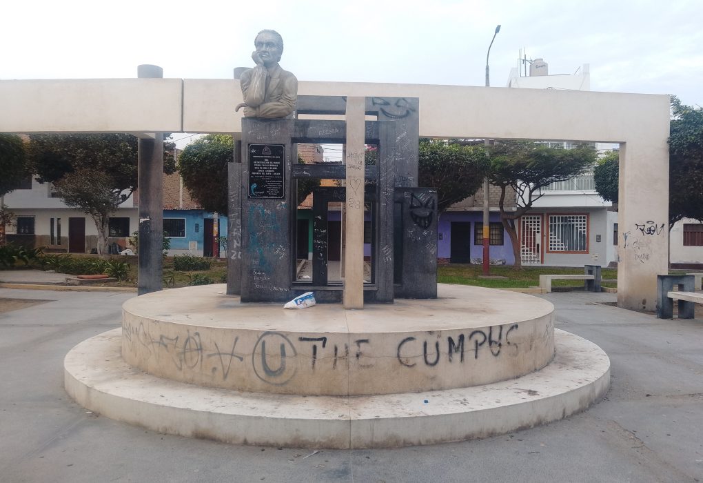 Monumento César Vallejo en abandono y cubierto de grafitis en pleno corazón de 21 de Abril