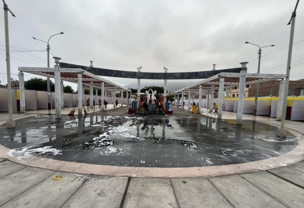 Como parte de los preparativos para la esperada fiesta patronal de San Pedrito, el personal de la Subgerencia de Limpieza Pública de Chimbote llevó a cabo una limpieza general y baldeo del boulevard Isla Blanca, uno de los espacios más emblemáticos del centro de la ciudad.