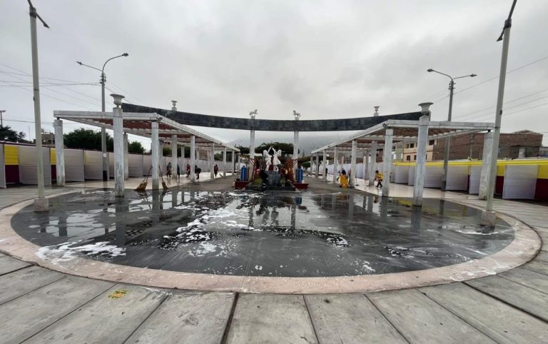 Como parte de los preparativos para la esperada fiesta patronal de San Pedrito, el personal de la Subgerencia de Limpieza Pública de Chimbote llevó a cabo una limpieza general y baldeo del boulevard Isla Blanca, uno de los espacios más emblemáticos del centro de la ciudad.