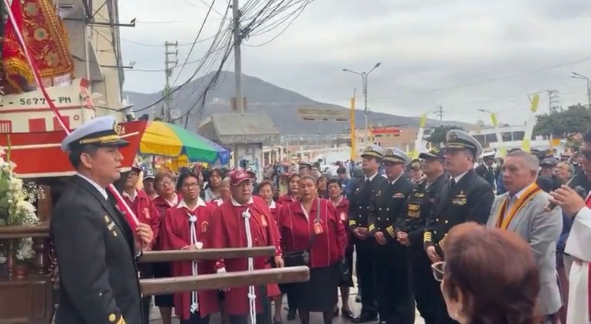 Como parte del programa religioso por la Fiesta Patronal de San Pedrito, se realizó la colocación de la imagen del santo patrón en la lancha que porta su tradicional anda.