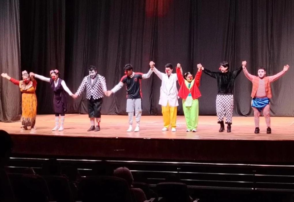 UNIVERSITARIOS LLENAN EL TEATRO MUNICIPAL DE NUEVO CHIMBOTE PARA DISFRUTAR DE “DE VUELTA A CASA”