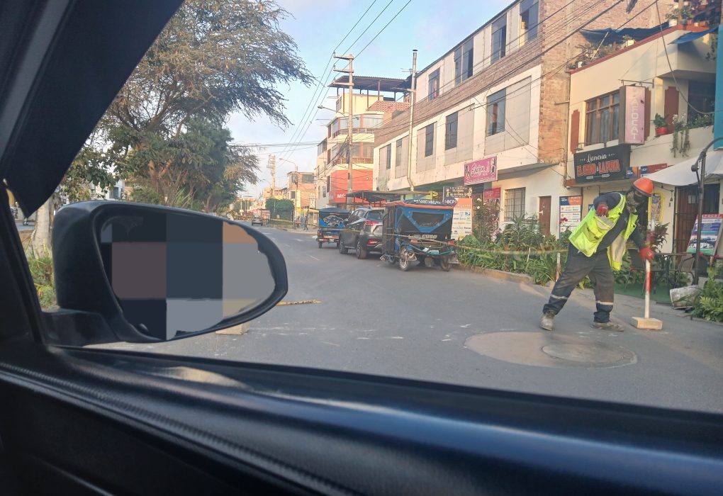 CIERRE INESPERADO EN LA AV. ARGENTINA GENERA CAOS VEHICULAR Y MOLESTIA VECINAL EN NUEVO CHIMBOTE