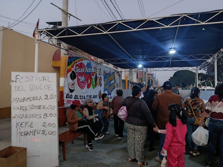 (Vecinos de la comunidad llegan al Festival del Dulce)