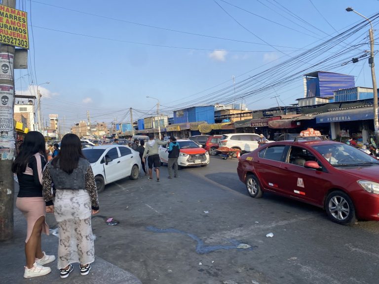 (Caos vehicular en jirón Ladilao Espinar)