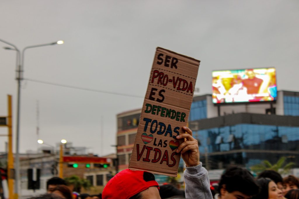 Pancarta de un integrante por el día del orgullo