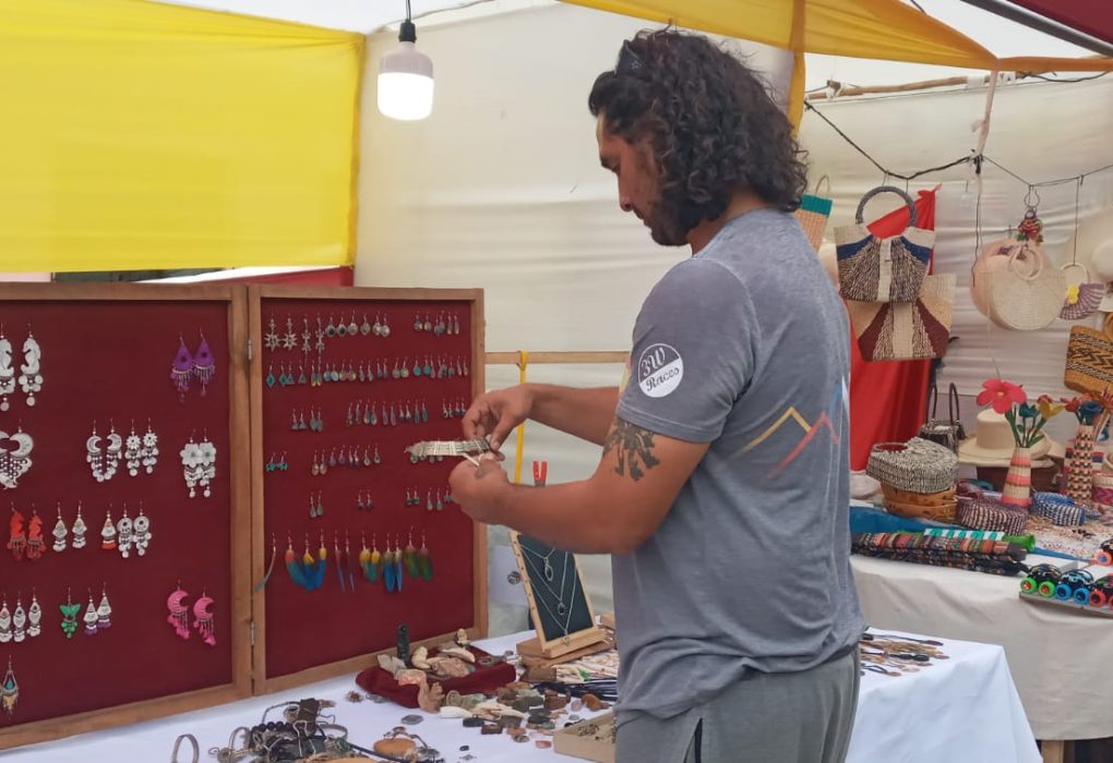 MAURICIO ROSALES: UN ORFEBRE EN LA FERIA DE SAN PEDRITO UN ORFEBRE EN LA FERIA DE SAN PEDRITO