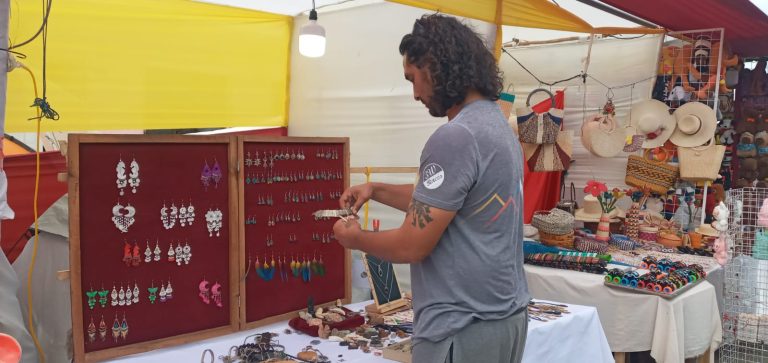 UN ORFEBRE EN LA FERIA DE SAN PEDRITO