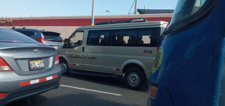 CONGESTIÓN VEHICULAR EN HORAS PUNTA POR MAL ESTACIONAMIENTO FRENTE A LA PLAZA MAYOR DE NUEVO CHIMBOTE