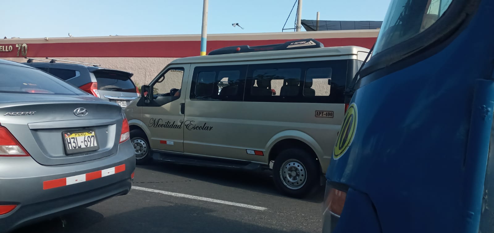 CONGESTIÓN VEHICULAR EN HORAS PUNTA POR MAL ESTACIONAMIENTO FRENTE A LA PLAZA MAYOR DE NUEVO CHIMBOTE