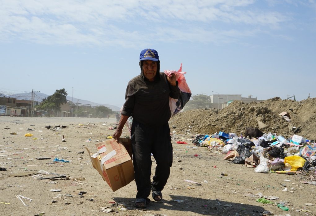 Adultos mayores recicladores trabajan en condiciones precarias en Chimbote